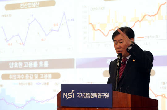 최경환 경제부총리 겸 기획재정부 장관이 4일 오전 서울 을지로 은행연합회관에서 열린 국가경영전략연구원 수요포럼에서 '2015년 한국경제의 진로'를 주제로 강연을 하고 있다.